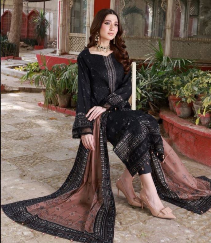 THREAD KARI 02 Lawn thread Kari sequence embroidery suit with lawn dupatta